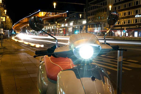 Comment ajuster les phares d'une moto pour une visibilité optimale en conduite nocturne ?