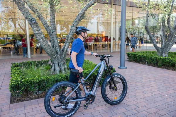 Quels sont les meilleurs accessoires pour améliorer la sécurité des vélos de route?